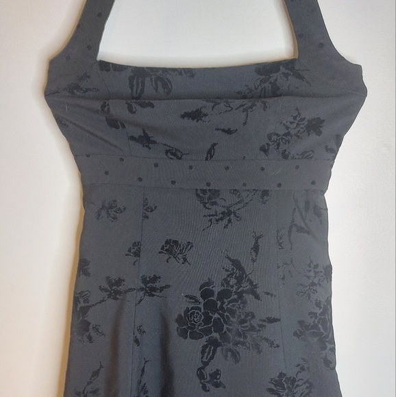 Le Chateau Black Velvet Embossed Halter Dress - Picture 2 of 8